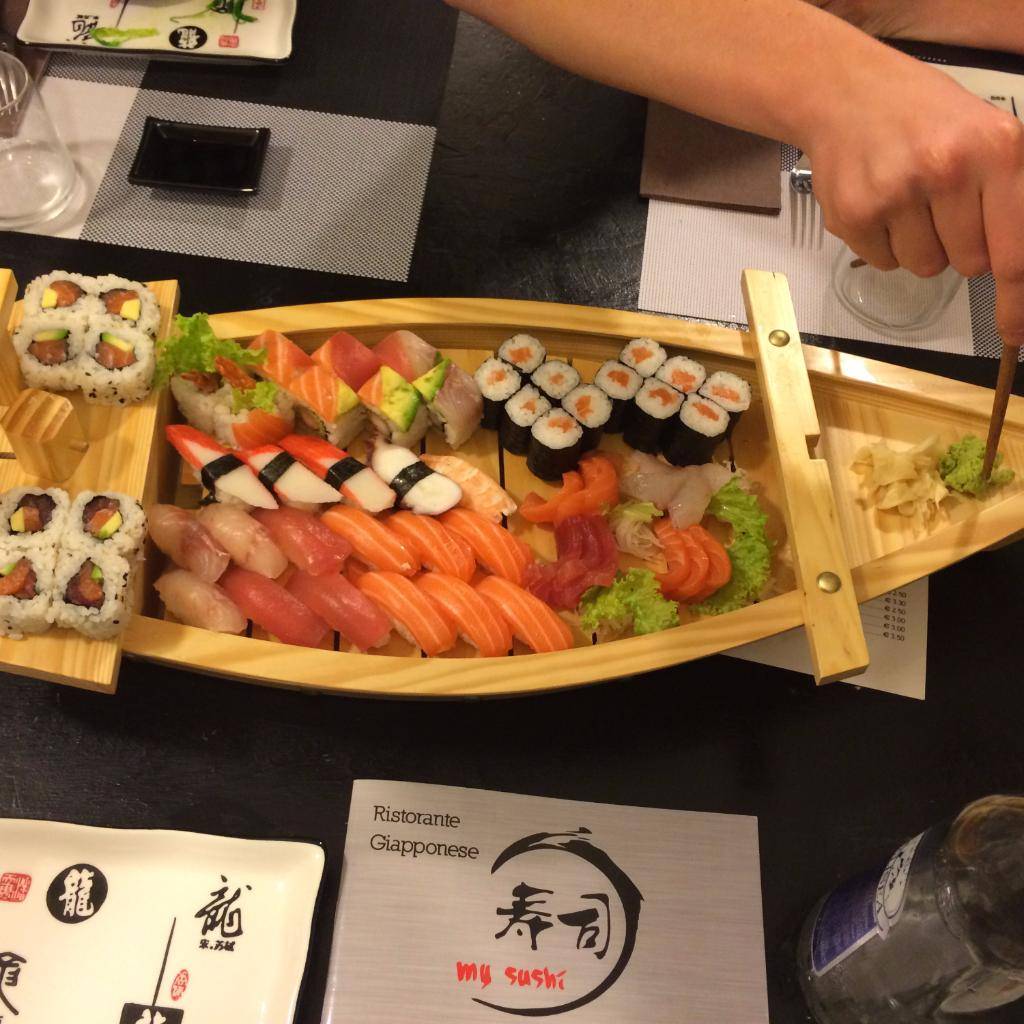 Игры где суши. Суши бар в Японии. Суши му. Китайские суши. Китаев суши.